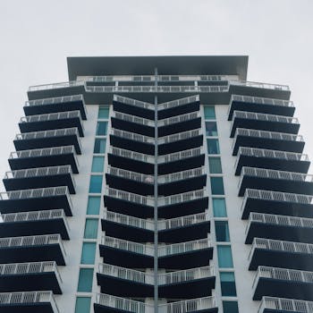 当代摩天大楼通过玻璃幕墙和阳台，展现出城市建筑的优雅