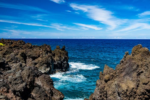 grátis Foto profissional grátis de céu azul, corpo d'água, formações rochosas Foto profissional