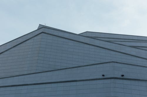 푸른 하늘 아래 흰색과 회색 콘크리트 건물