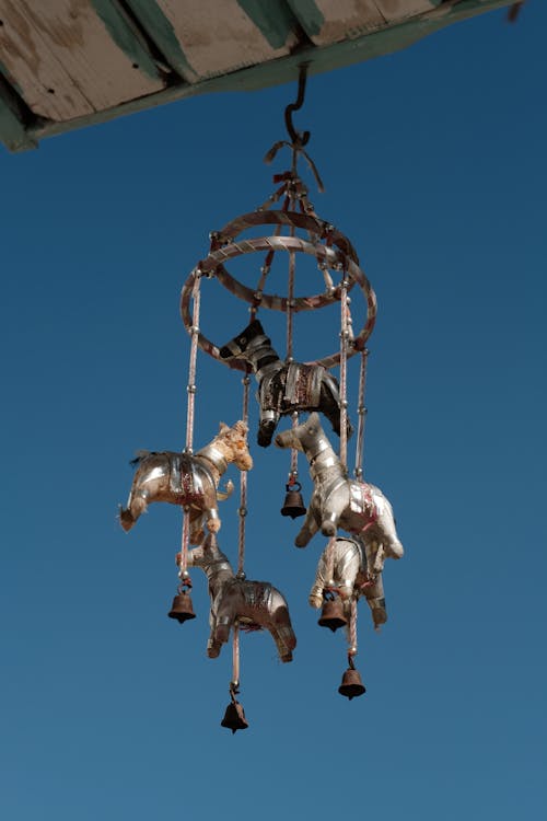 Kostnadsfri bild av djurrepresentation, hängande, hästar