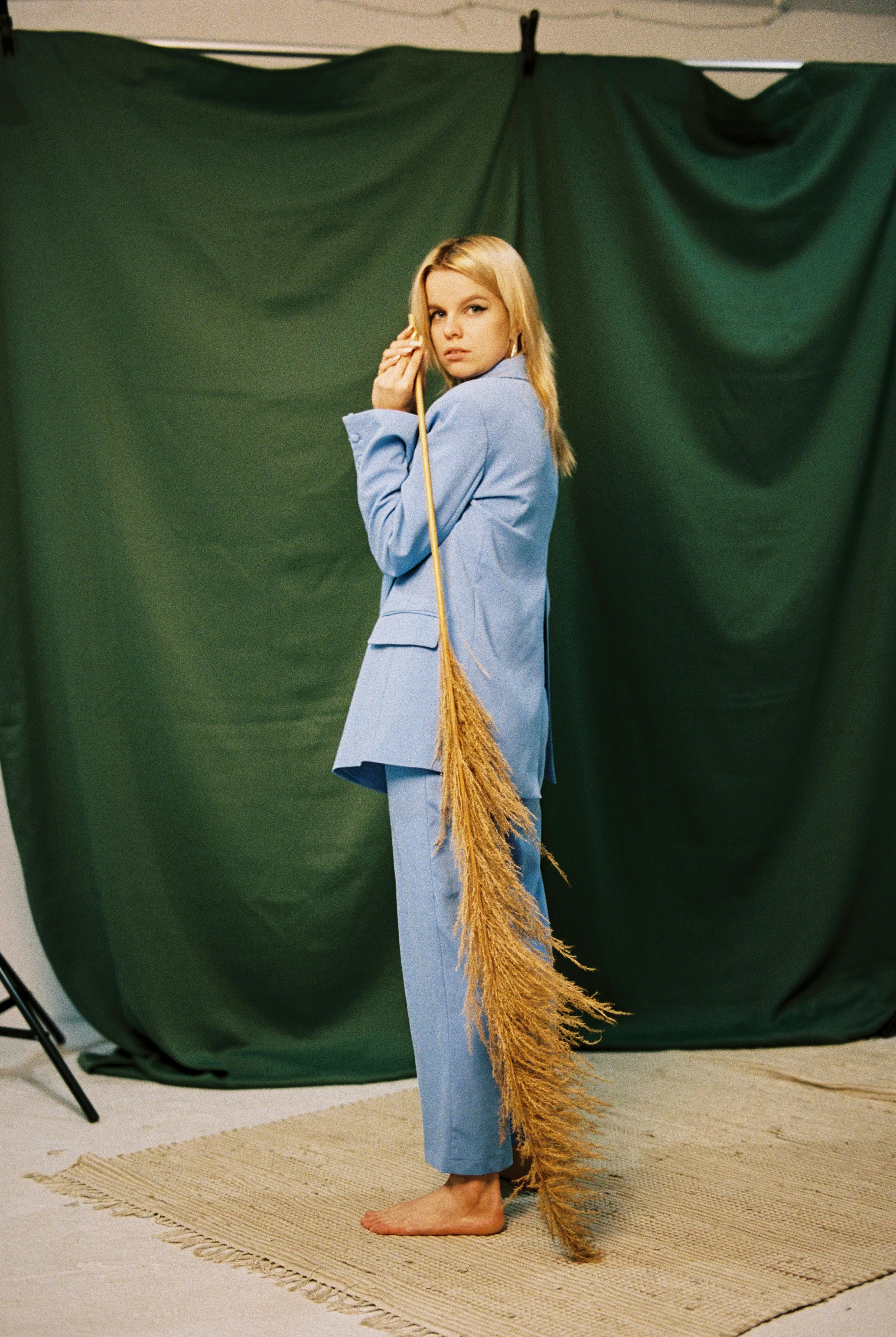 Gratis Foto stok gratis artistik, berambut pirang, berpose Foto Stok