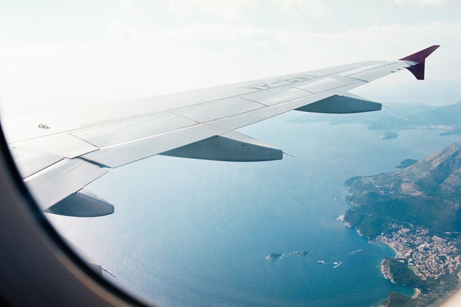 Aile d'avion au-dessus d'une île tropicale en route vers Koh Samui