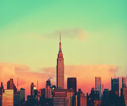 纽约市天际线的多彩日落景观中，标志性的帝国大厦格外醒目