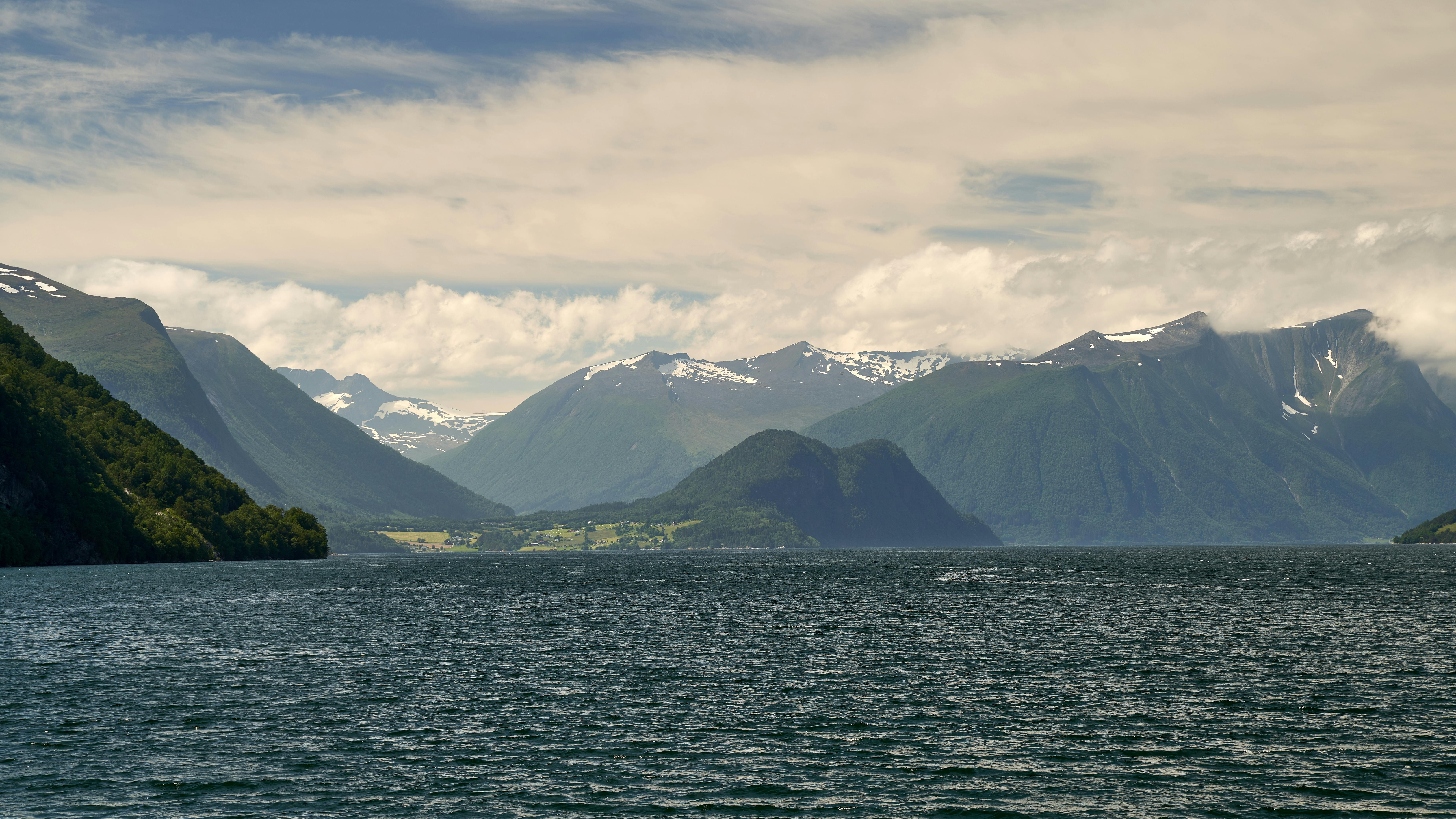 Fjord norvégien : paysage qui justifie à lui seul une croisière en Europe du Nord.