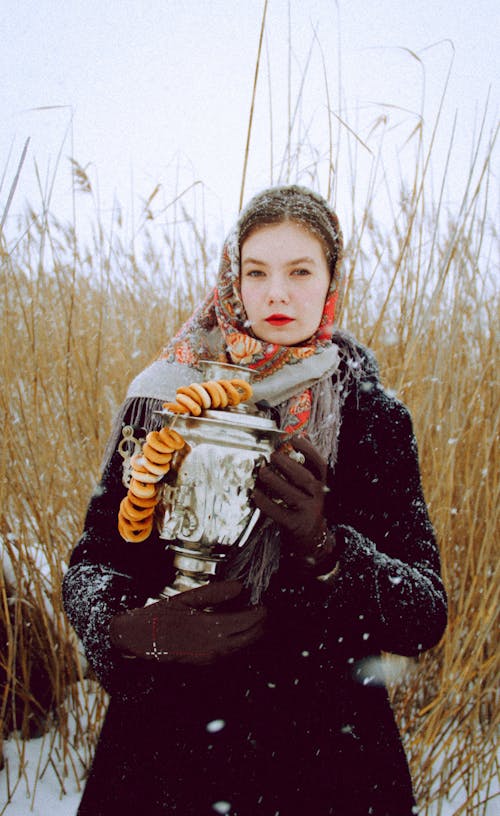 Kostnadsfri bild av håller, kall, kaukasisk kvinna