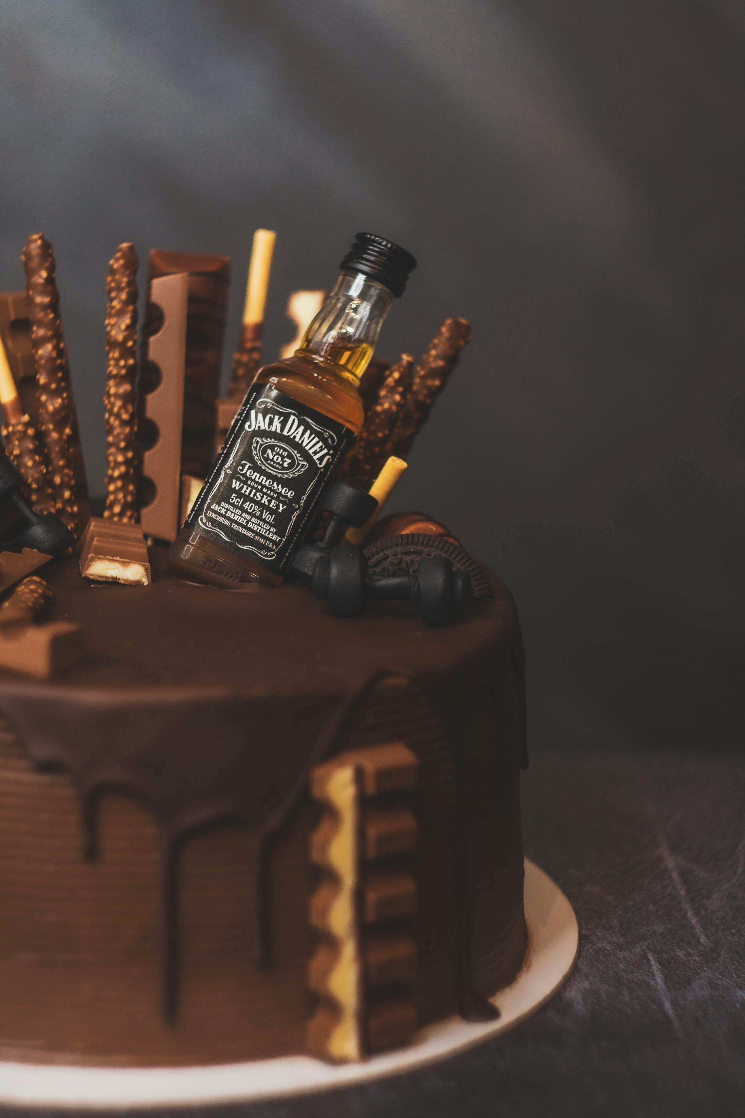 I baked this whiskey salted caramel cake (fully edible) with fake ice cubes  made of whisky gelatin and (drinkable😉) mini whiskey bottles : r/Baking