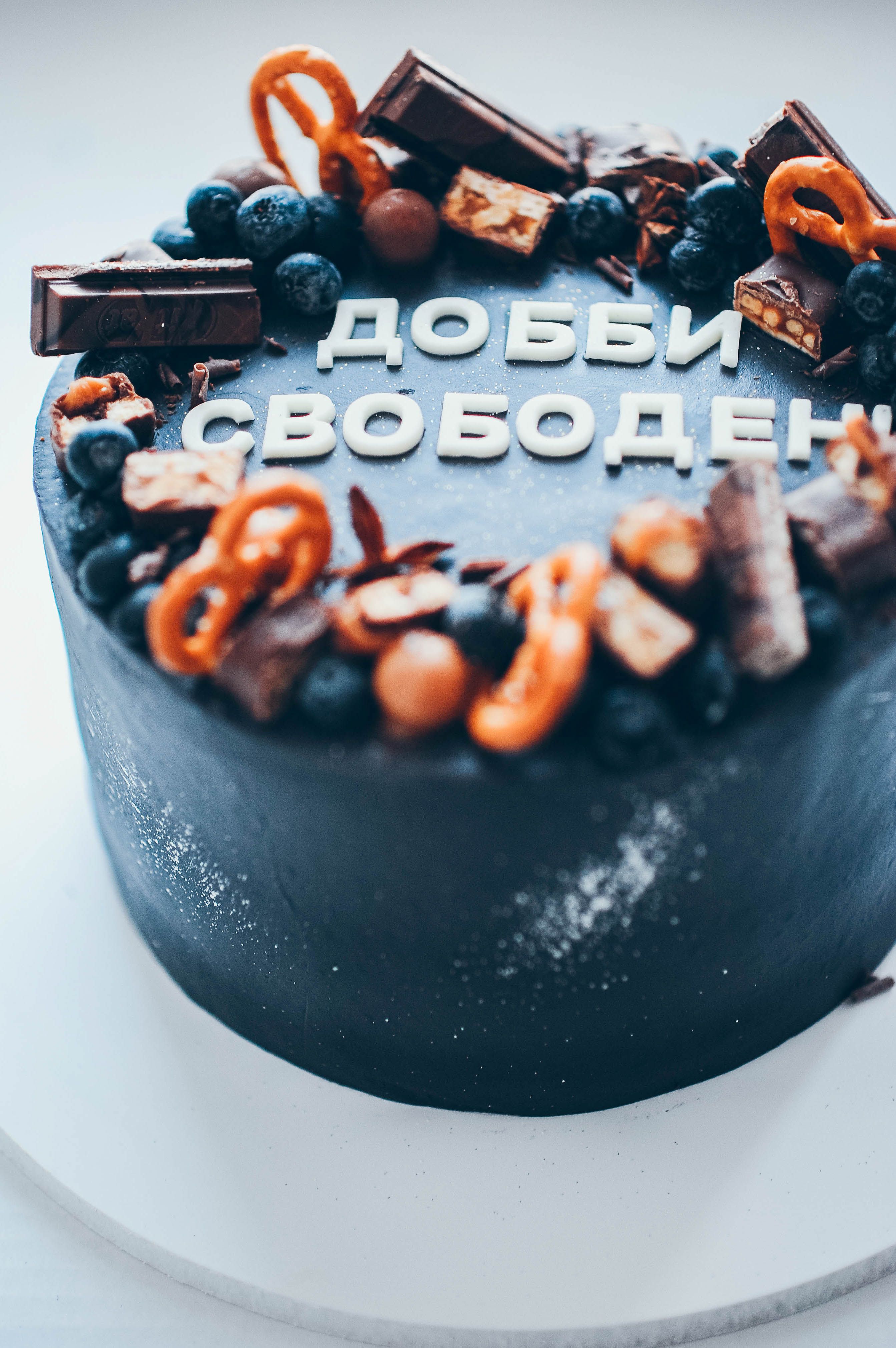 Close-up of Cake with Toppings · Free Stock Photo