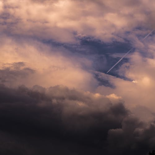 Fotobanka s bezplatnými fotkami na tému dramatická obloha, lietadlo, modrá obloha