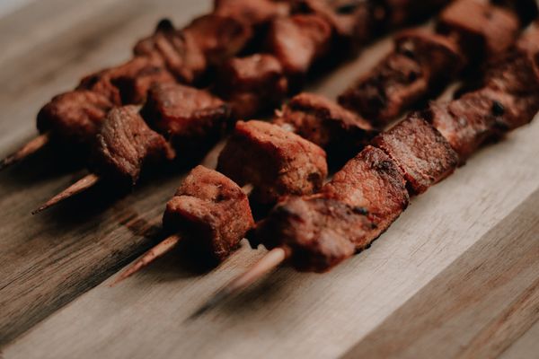 Souvlaki de cerdo con limón
