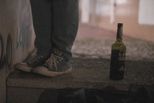 Kostnadsfria Kostnadsfri bild av alkoholhaltig dryck, flaska vin, fötter Stock foto
