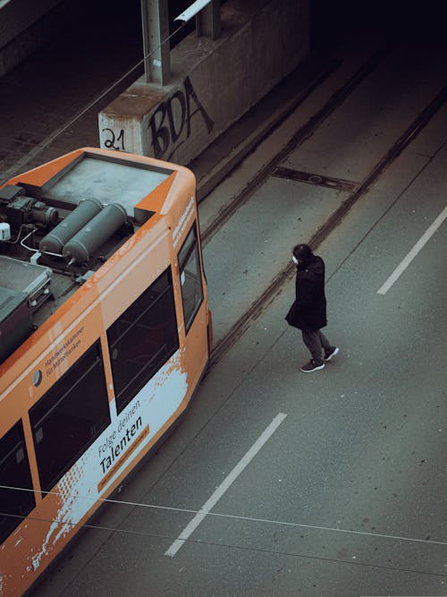 Kostnadsfri bild av gående, högvinkelskott, kollektivtrafik