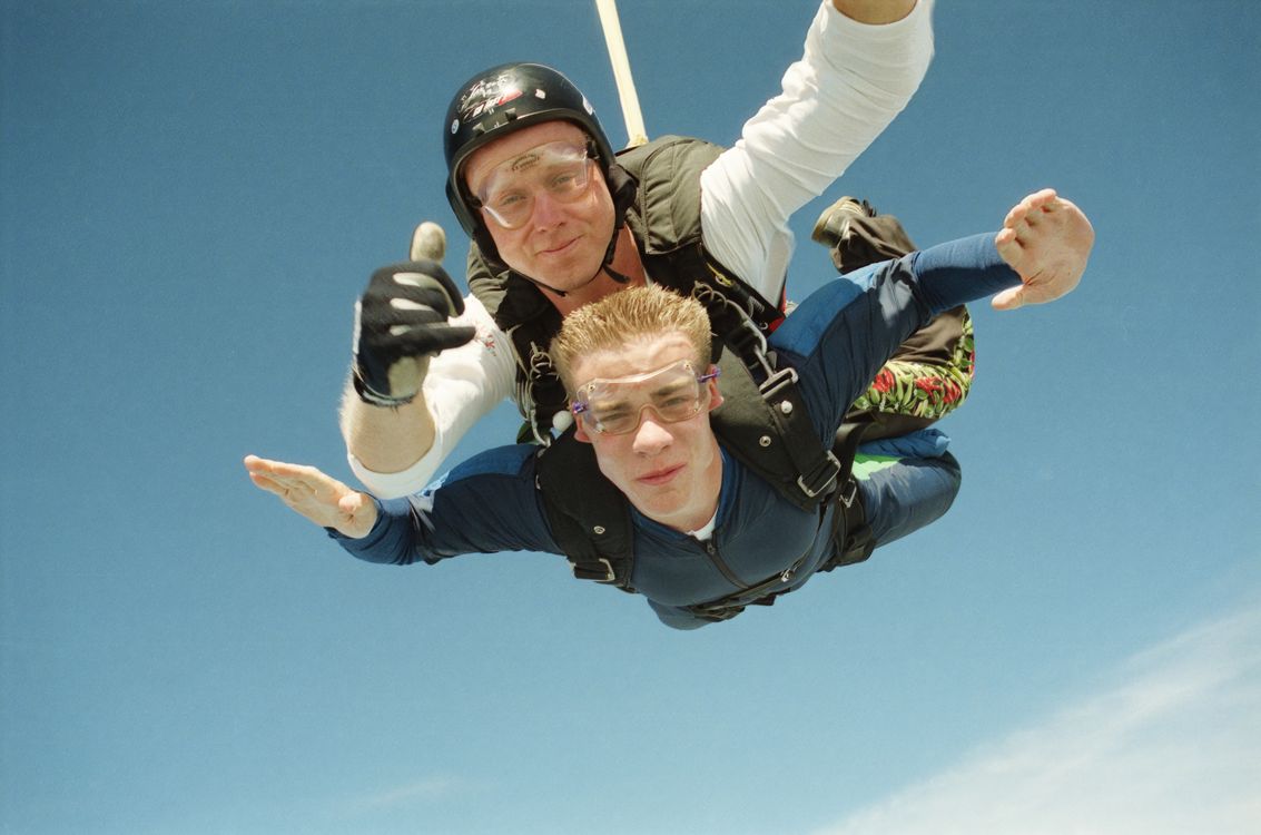 Deux parachutistes en tandem en chute libre