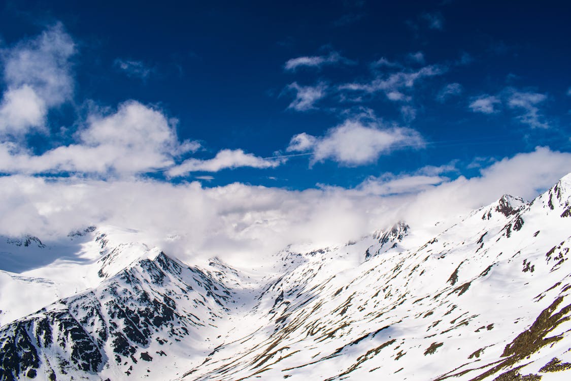 Kostenlos Schneebedeckter Berg Mit Weißen Wolken Stock-Foto