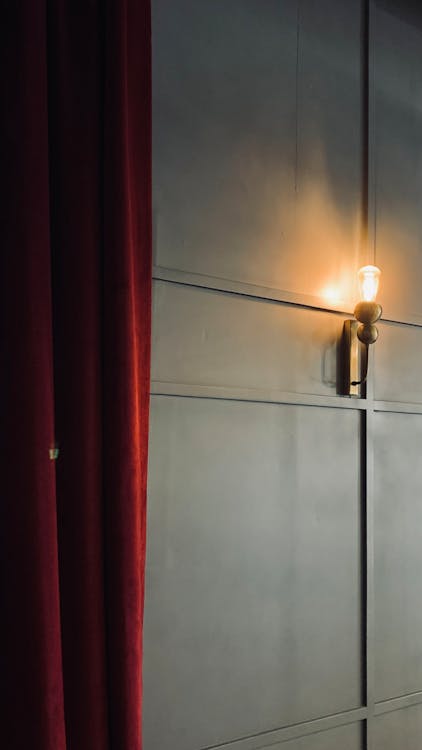 램프, 빨간 커튼, 수직 쐈어의 무료 스톡 사진