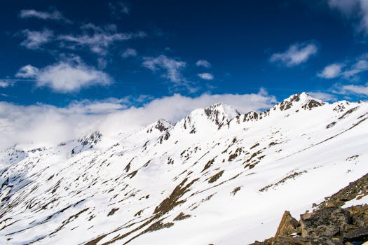 晴朗的蓝天下，奥地利索尔登白雪皑皑的山峰展现出冬季的风景