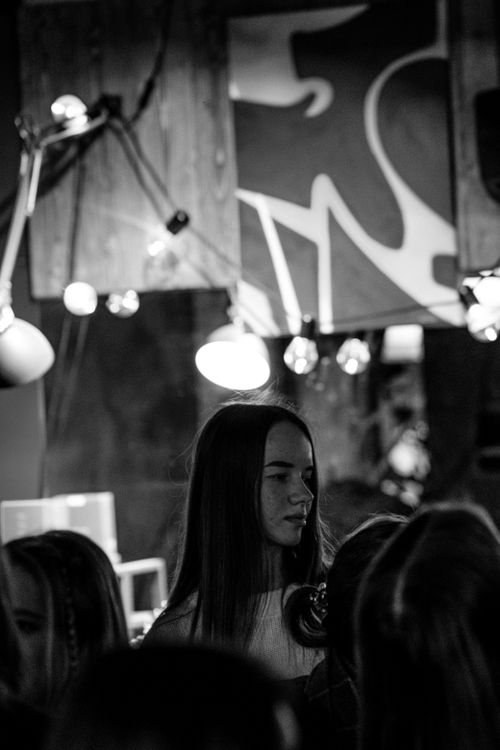 Free A contemplative black and white portrait of a woman in an artistic setting. Stock Photo