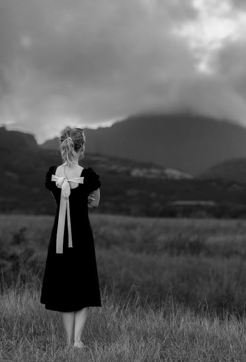 Foto stok gratis bidang, gaun hitam, gunung