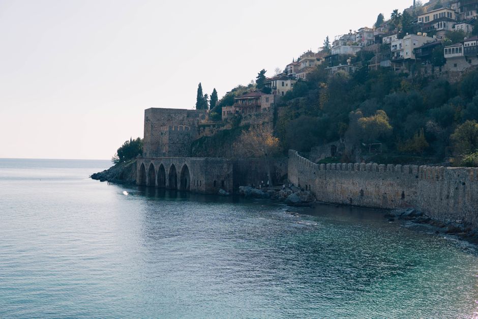 Photo: Kamp Ve Enduro / Pexels Alanya Castle above the shoreline with hillside housing below