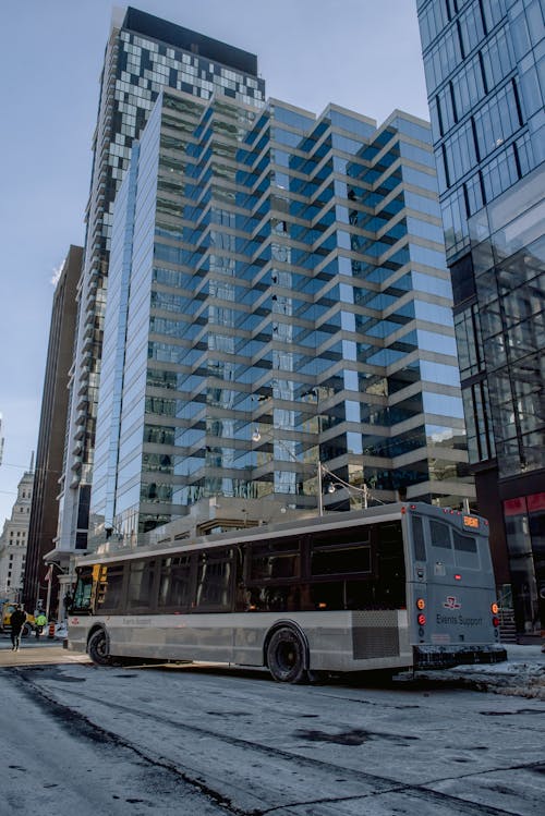 Бесплатное стоковое фото с автобус, вертикальный выстрел, городская улица