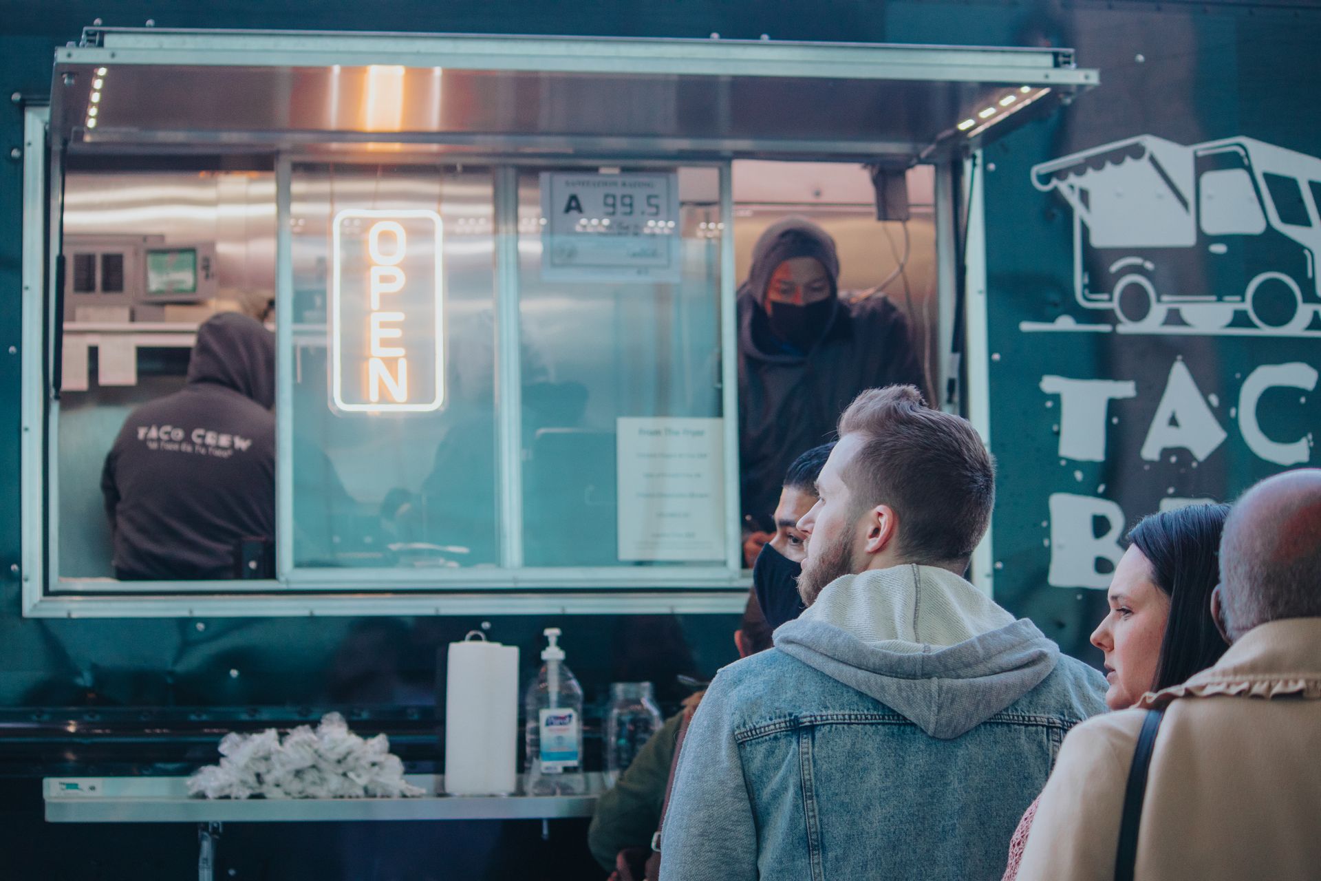 File d'attente devant un food truck