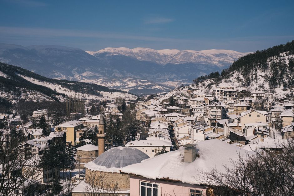 Charming snow-covered townscape of Mudurnu with mountains in Türkiye.