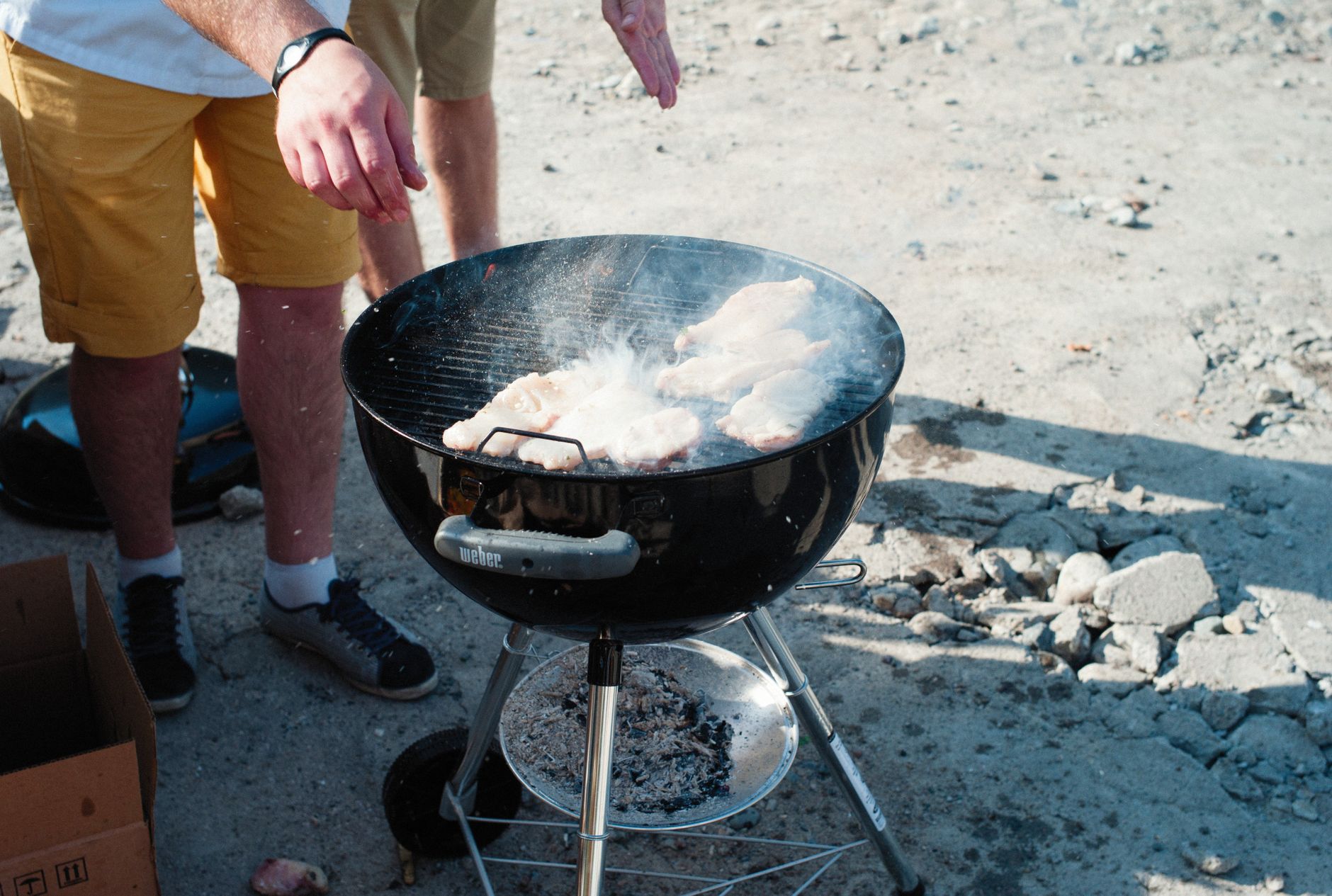 Plat traditionnel de poulet grillé et riz épicé