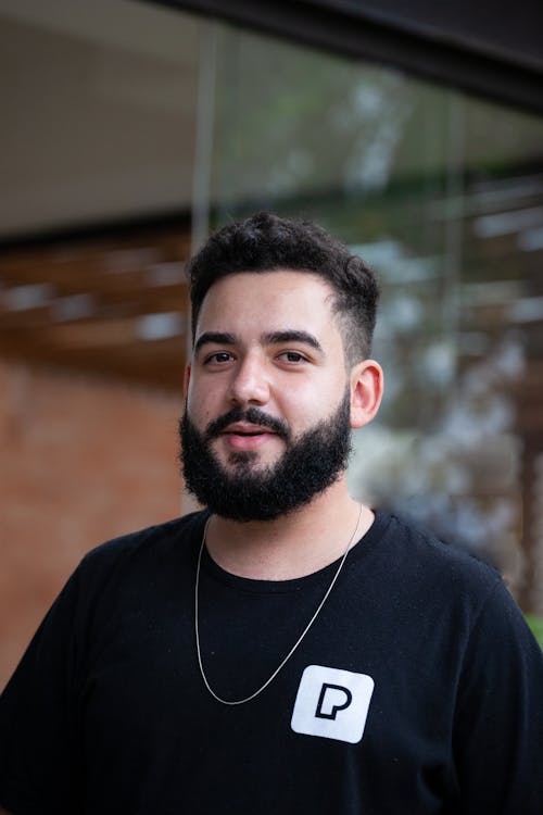 Foto profissional grátis de barba, cabelo castanho, cadeia