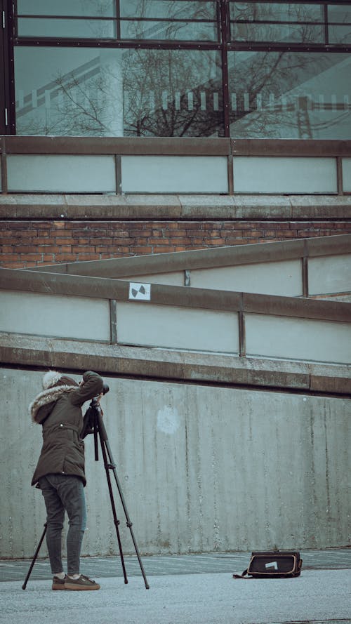Бесплатное стоковое фото с вертикальный выстрел, зимняя одежда, камера