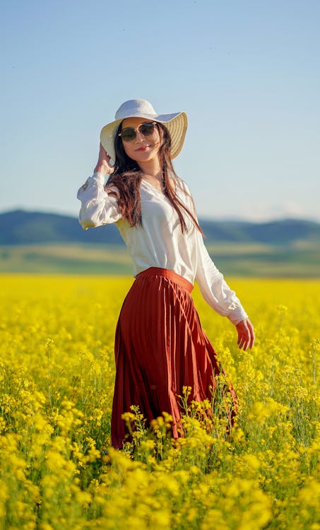 Kostenloses Stock Foto zu blick in die kamera, blumen, blüte