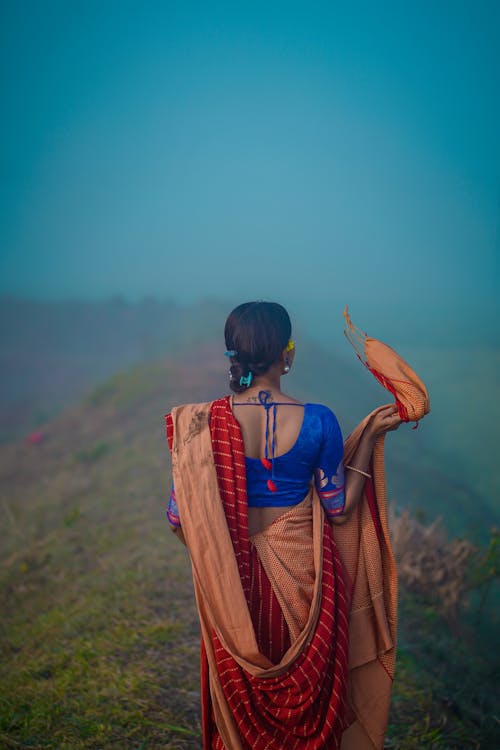 Kostnadsfri bild av dimmig, gräsfält, kvinna