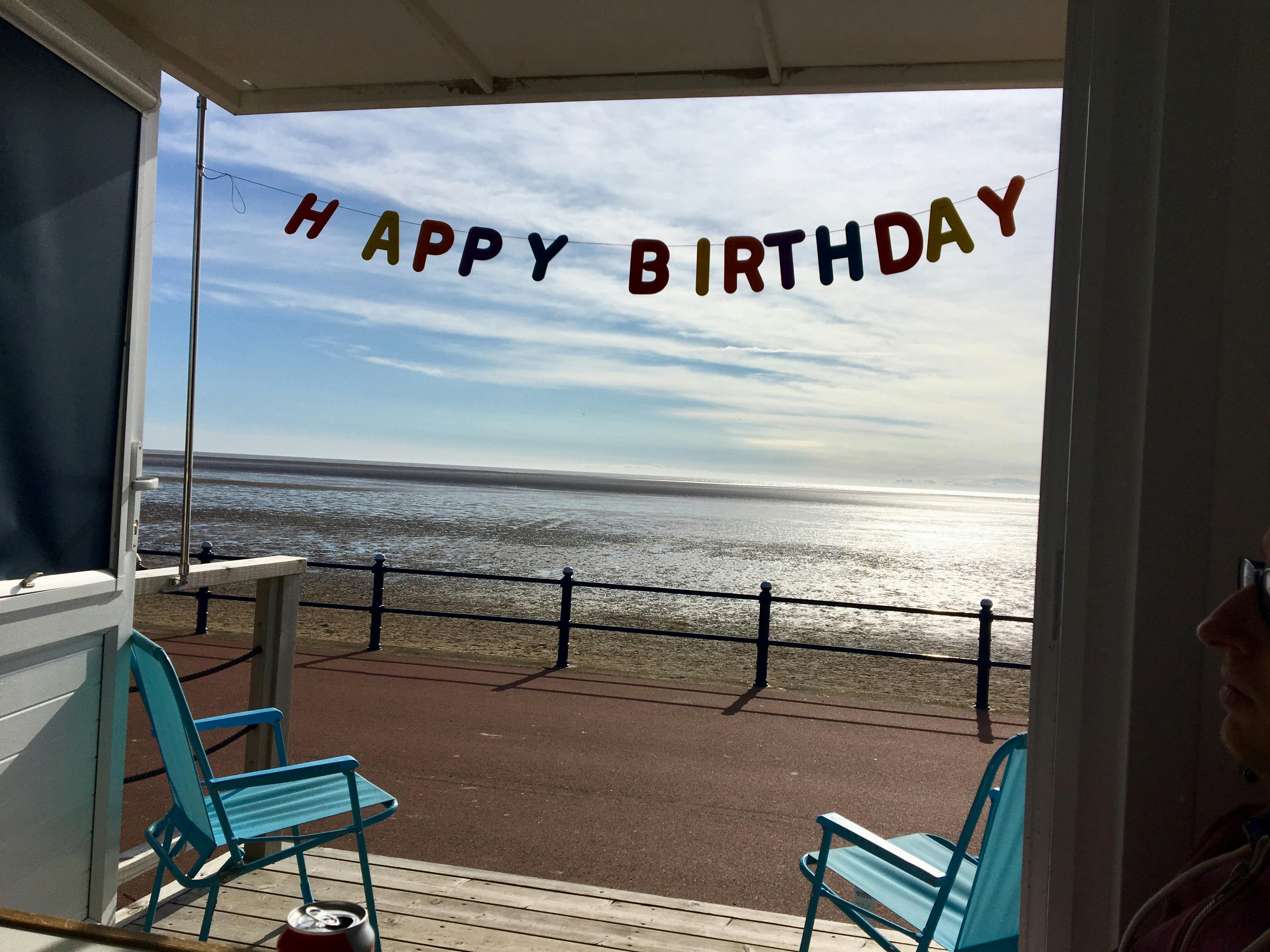 Photo Gratuite De Bon Anniversaire Bord De Mer Cabane De Plage