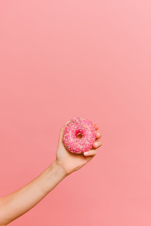 Gratis lagerfoto af donut, hånd, holde