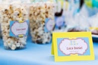 婴儿送礼会上，桌子上贴着彩色标签的爆米花零食被用来庆祝