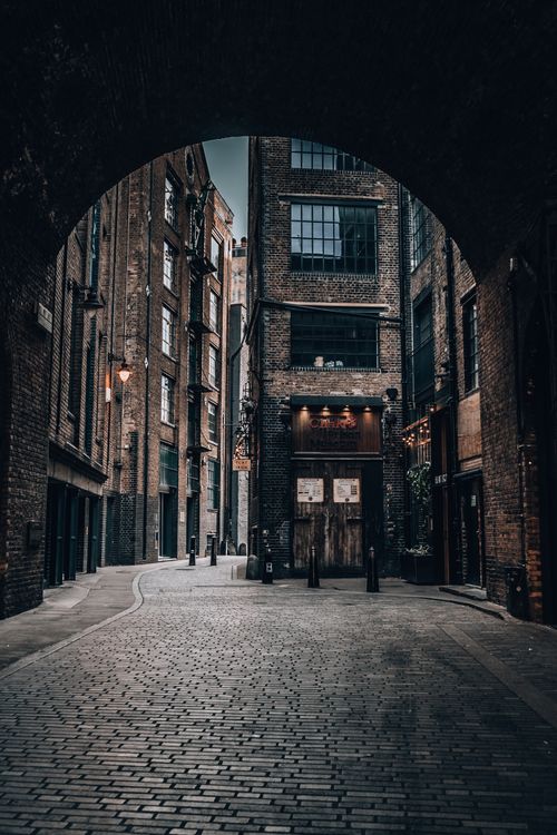 Free Explore the charm of a cobblestone street framed by historic buildings in a London alleyway. Stock Photo