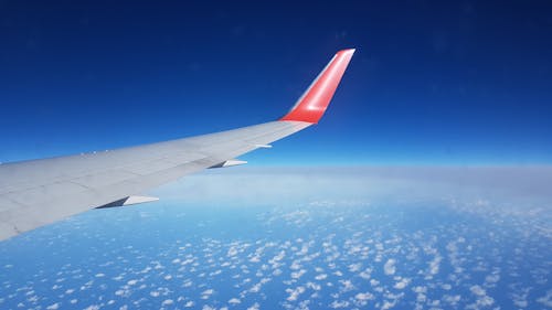 Kostenloses Stock Foto zu blaue himmel, ferien, flügelspitze