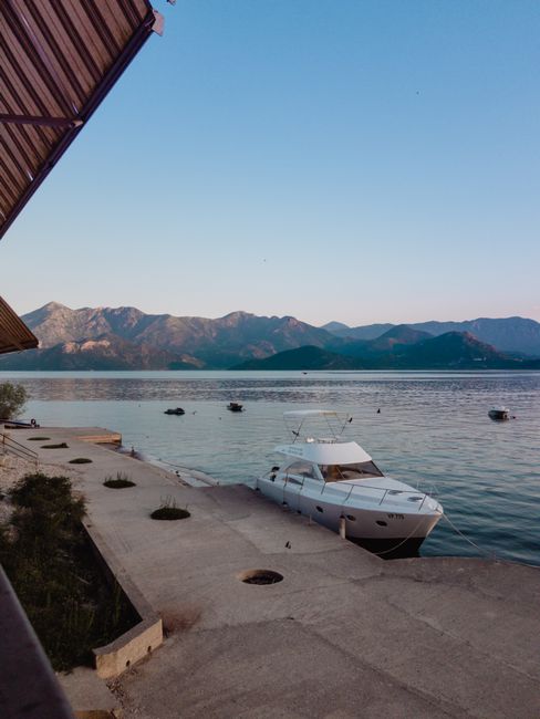 Who benefits from working with a yacht agent in Montenegro?