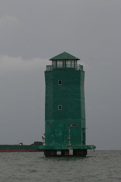 Kostenloses Stock Foto zu bedeckt, gebäude außen, leuchtturm