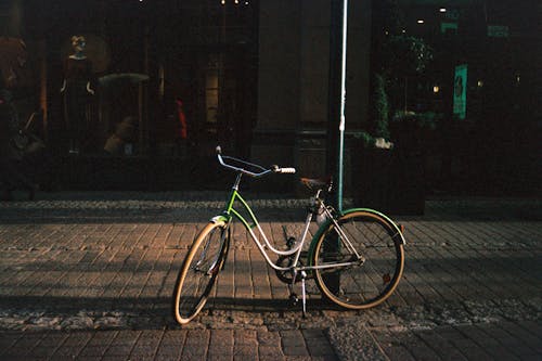 Gratuit Photos gratuites de bicyclette, chaussée, garé Photos