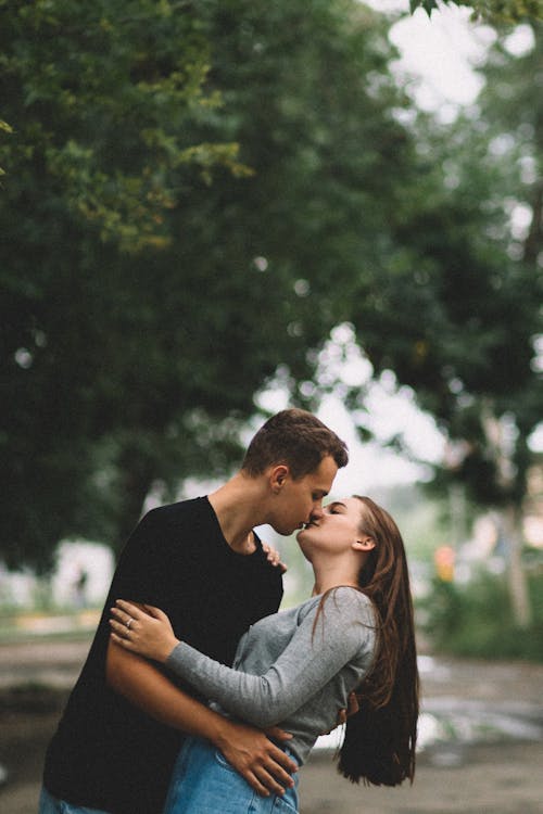Gratis Fotos de stock gratuitas de adolescente, arboles, besando Foto de stock