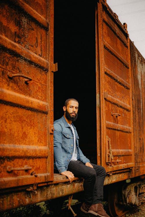 Kostenloses Stock Foto zu afroamerikanischer mann, bärtig, blaue lange ärmel