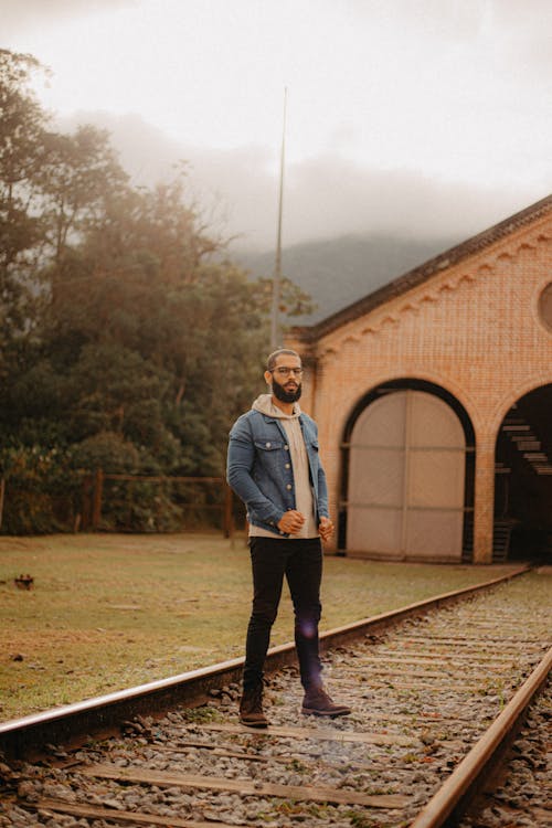 Foto profissional grátis de de pé, estilo, homem