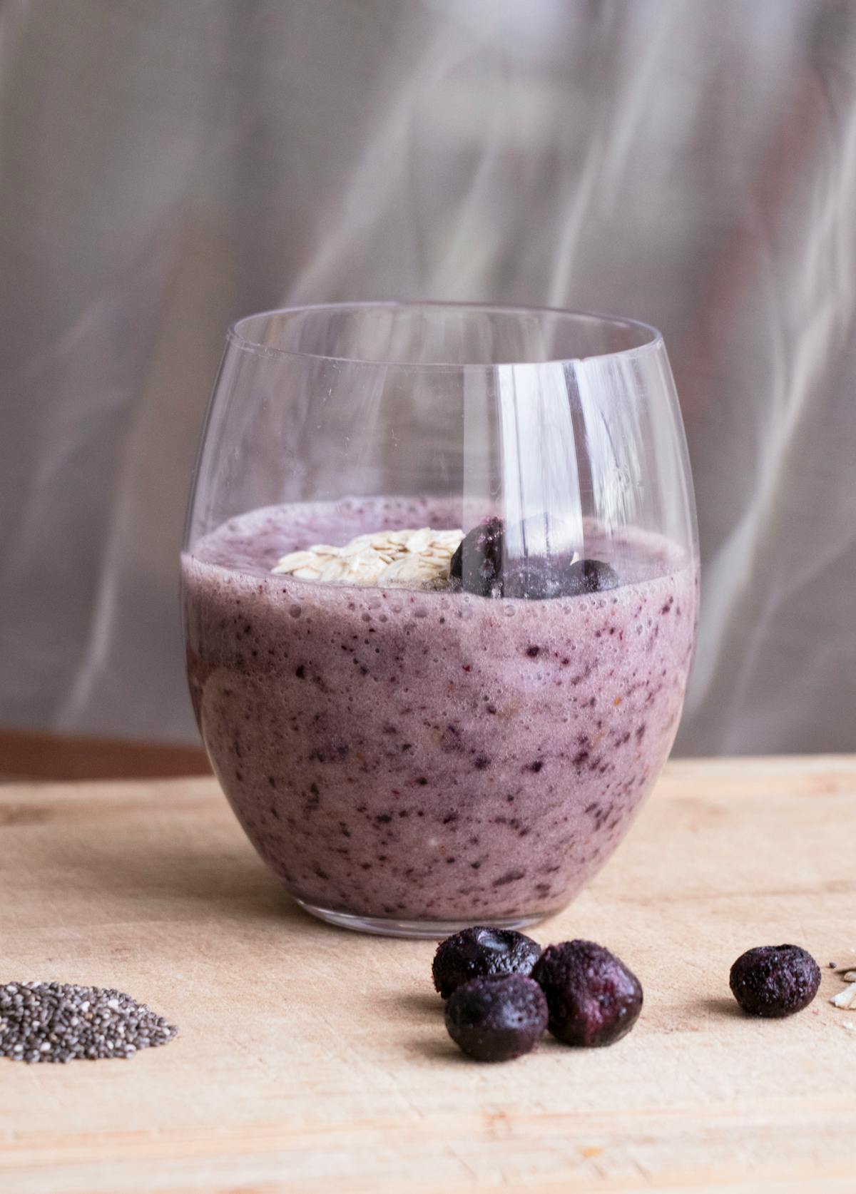 Bicchiere di frullato ai mirtilli con semi di chia sul tavolo