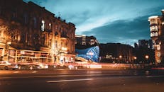 灯光步道和发光的现代桥梁，为城市街景注入了活力，营造出充满活力的氛围