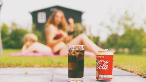 Lattina Di Coca Cola E Bicchiere Pieno Di Coca Cola