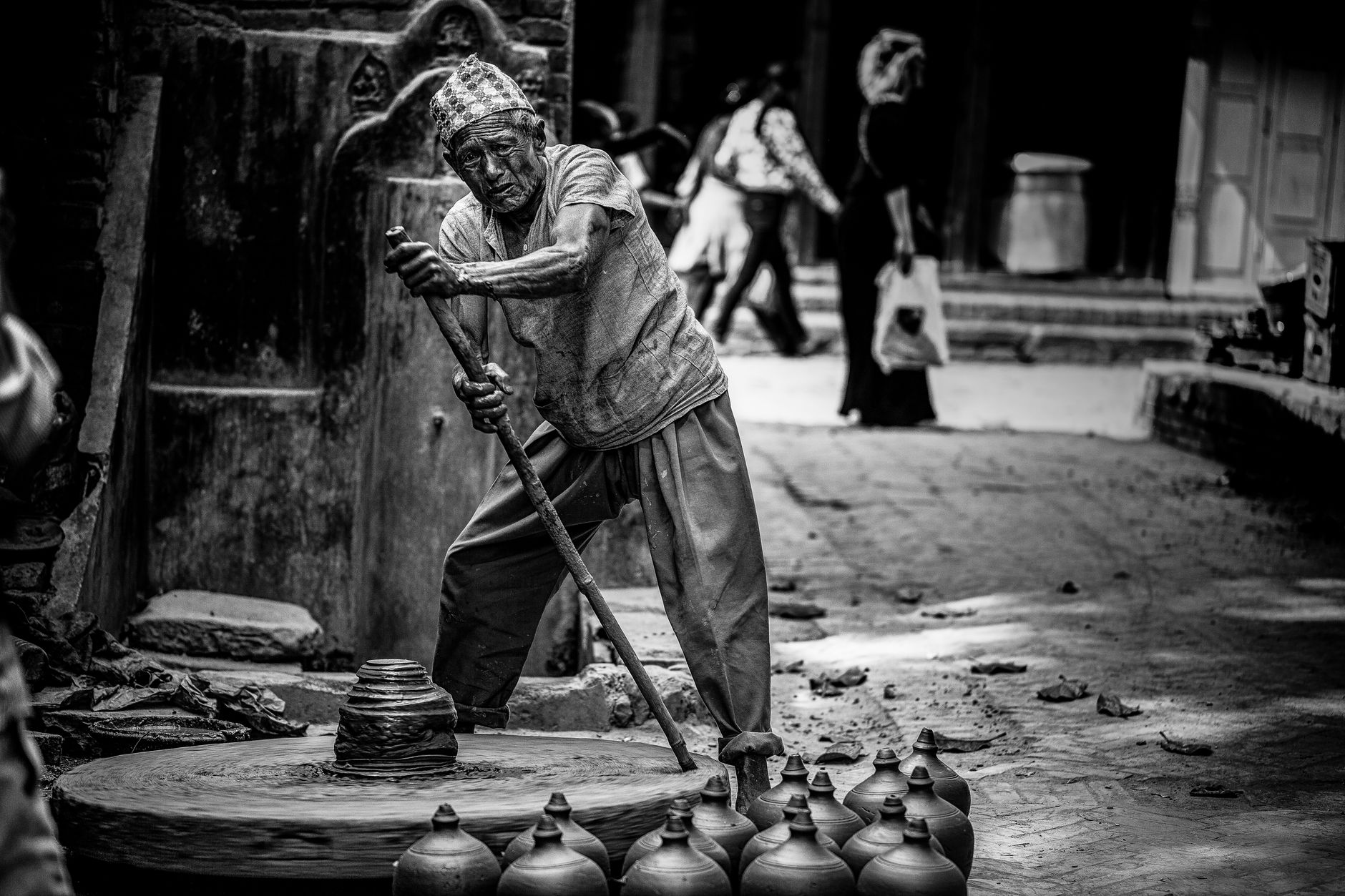 Belgesel fotoğraf sergisini gezen ziyaretçiler