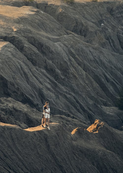 Gratis lagerfoto af droneoptagelse, klippe, kvinde