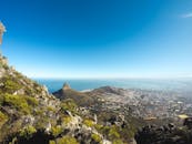 开普敦的壮丽景色与山脉和海洋，展现了自然美景