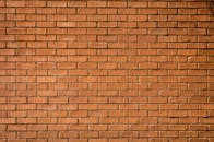 红砖墙特写，展示自然纹理和图案