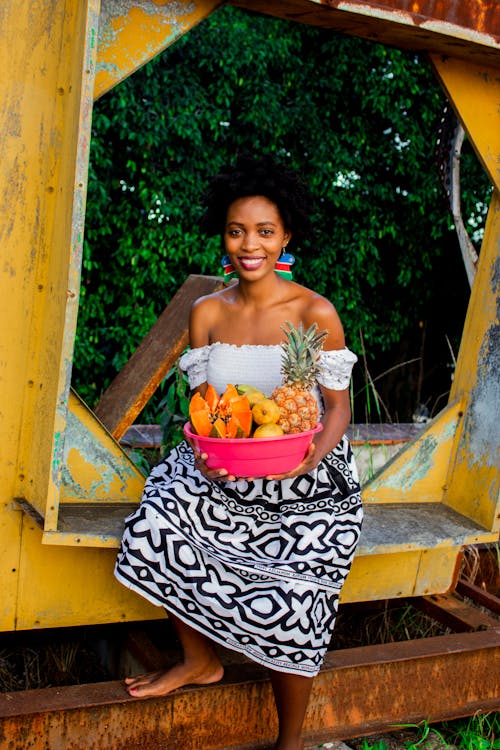 Foto profissional grátis de abacaxi, cabelo afro, cesto de frutas