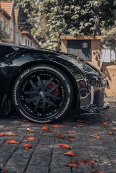 Detailed view of a custom car wheel in São Paulo street, capturing urban automotive style.